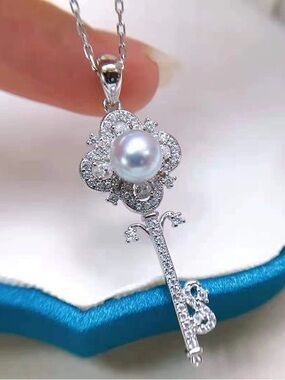 Natural Madama Akoya  Pearl Key Pendant Necklace - Grey Pearl